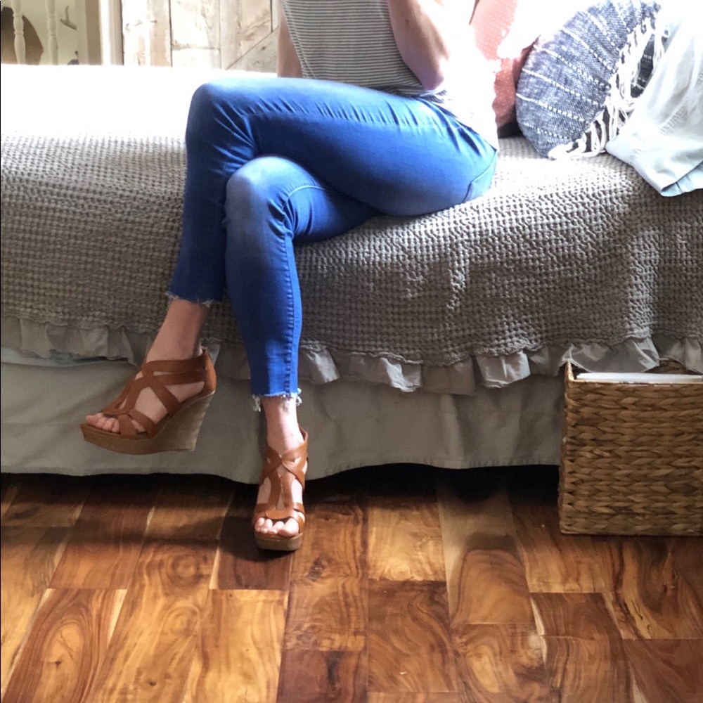 Comfy cognac wedges